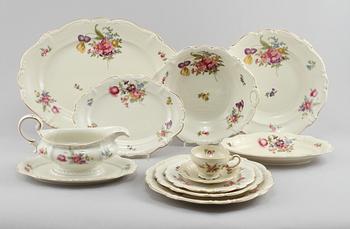 SERVISDELAR, 65 st, porslin, "Pompadour", Rosenthal, 1900-talets andra hälft.