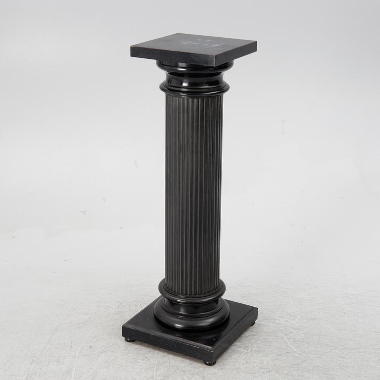 A pedestal, early 20th century.