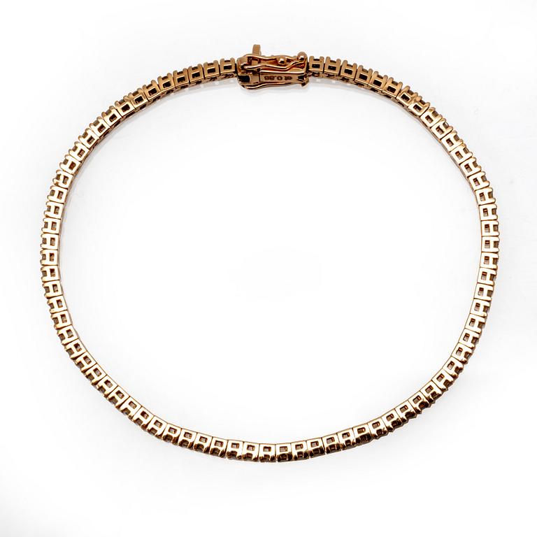 Tennisarmband, 18K guld, briljanter 0,88 ct ingraverat, längd ca 17 cm.