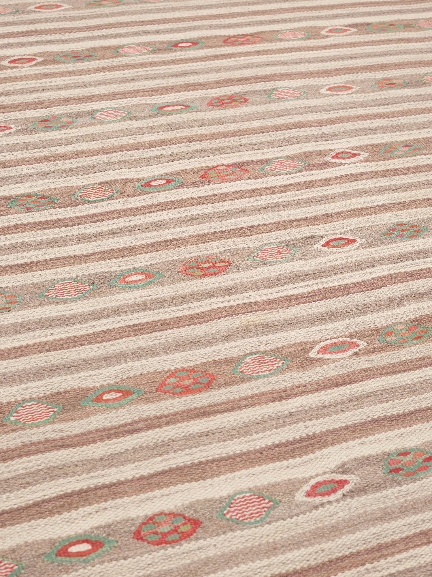 MATTA. "Åkerbär, ljus". Gobelängteknik. 245,5 x 170,5 cm. Signerad AB MMF BN.