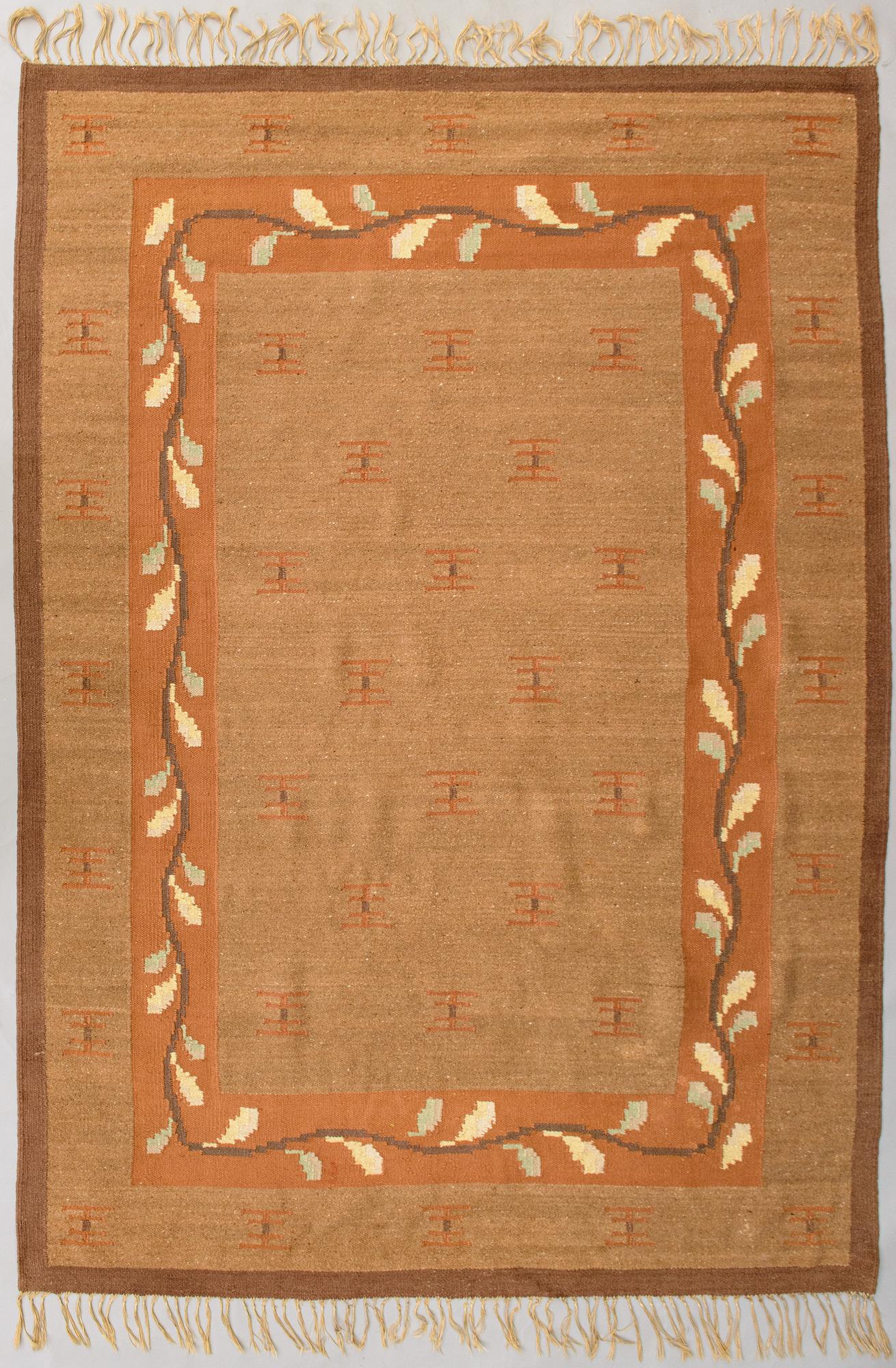 A 1920s Finnish flat weave carpet probably for Kotiteollisuus Oy Orkamo. Circa 340x245 cm.