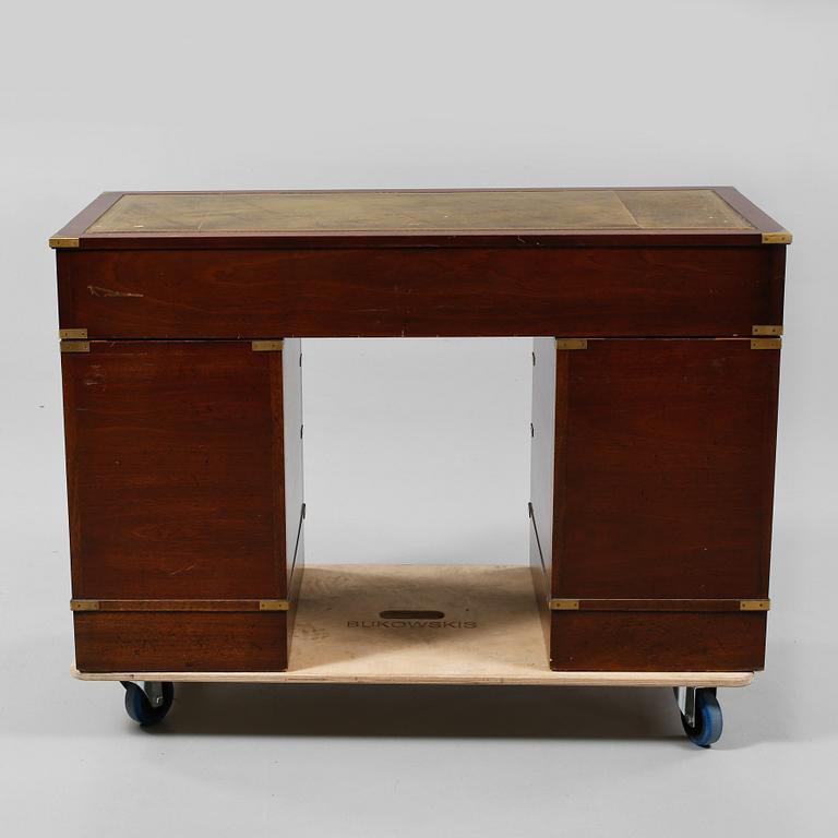 SKRIVBORD, Engelsk stil, 1900-talets andra hälft.