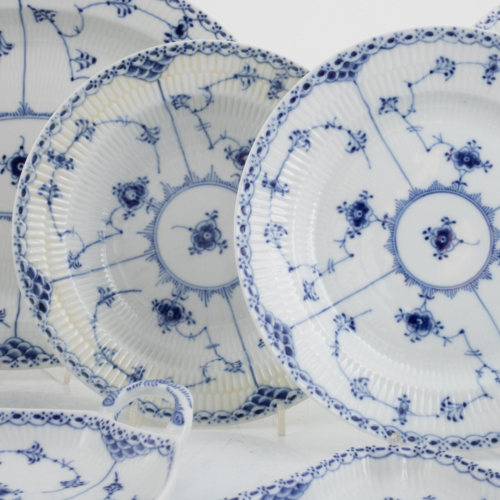 Royal Copenhagen, matservis, 70 delar, "Musselmalet", Danmark.