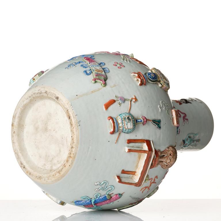 Praktvas, porslin. Qingdynastin, 1800-tal.