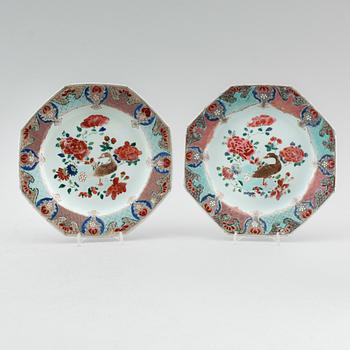 TALLRIKAR, 1 par, porslin, Kina, Qianlong 1736-1795.
