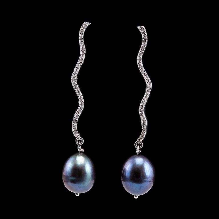 A PAIR OF EARRINGS, 28 brilliant cut diamonds 0.12 ct. Cultivated drop-shaped blue pearls 10 mm.