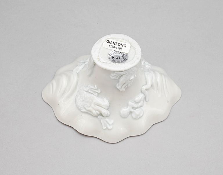 VINOFFERBÄGARE, blanc de chine, Kina, 1700-tal.