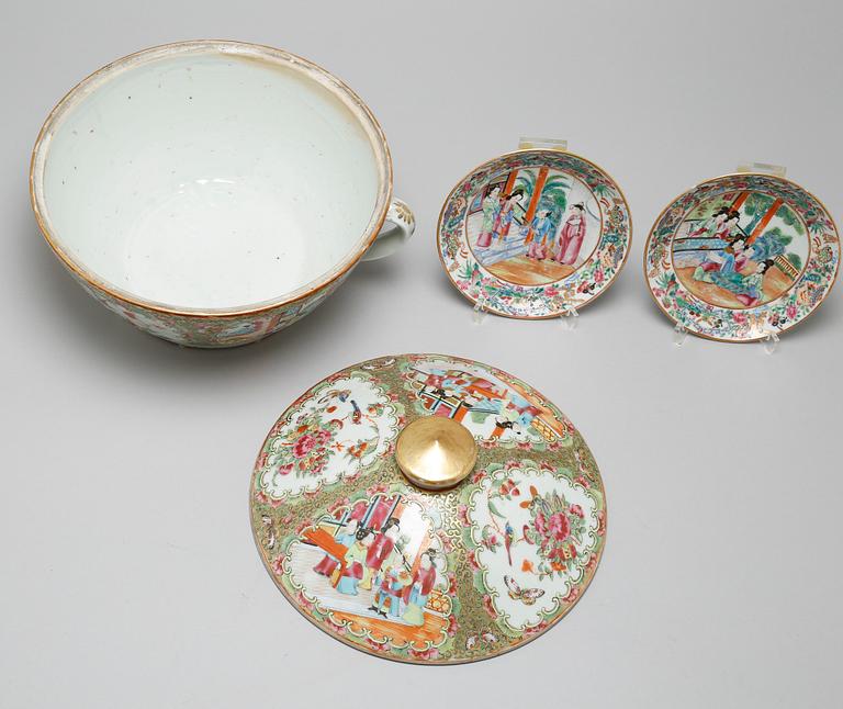 A porcelain potty and two small plates from China, late 19th century.