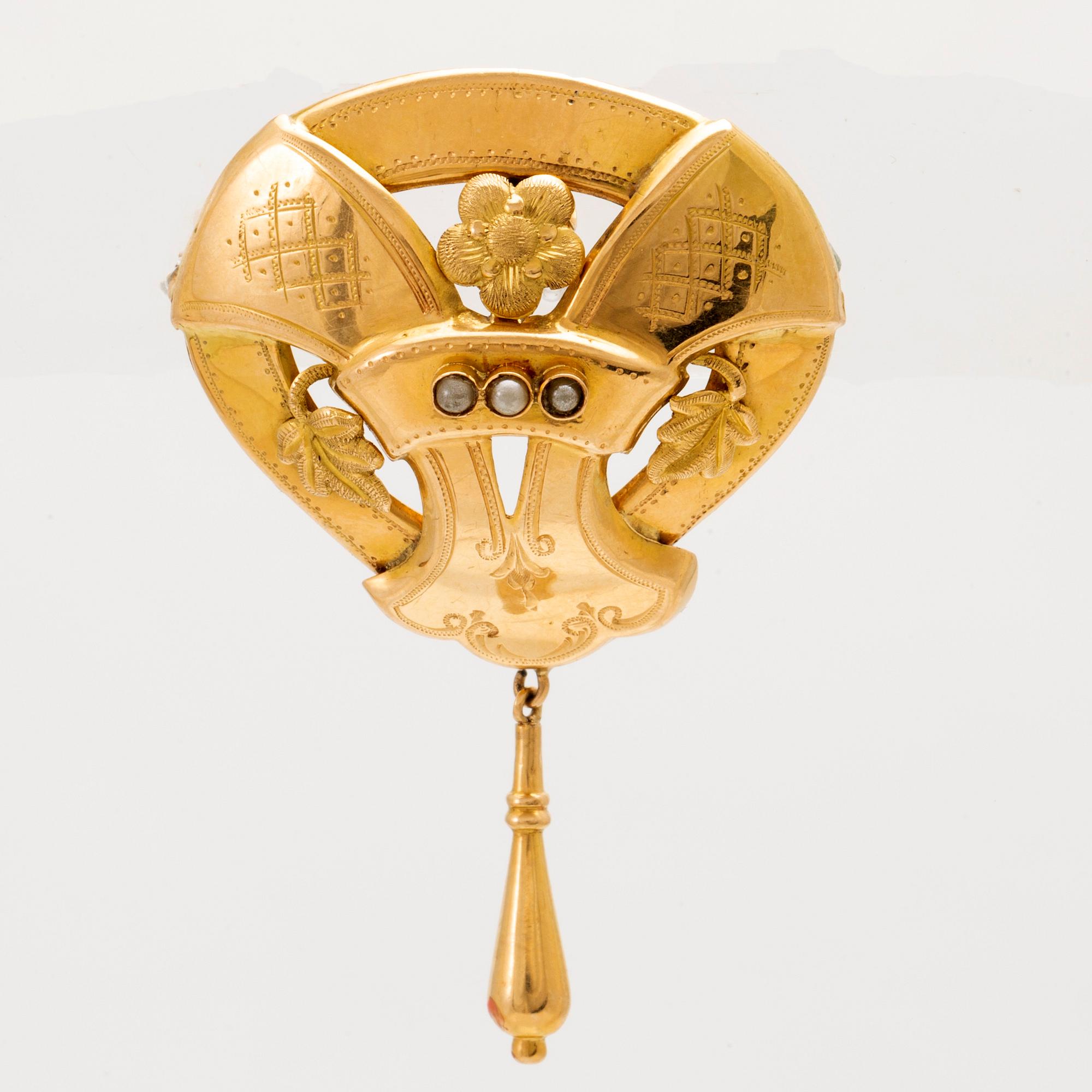 An 18C gold brosch J Pettersson Stockholm 1919 weight 6,2 grams, height 5 cm.