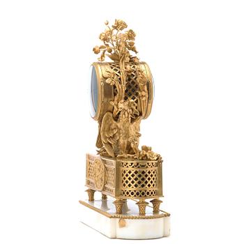 BORDSPENDYL, av Eugene Hazart (1838-1891, bronsmakare i Paris),  Louis XVI-stil, 1800-talets andra hälft.
