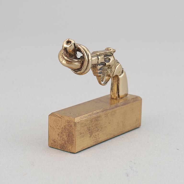 Carl Fredrik Reuterswärd, sculpture 'Non violence', Skultuna, signed.
