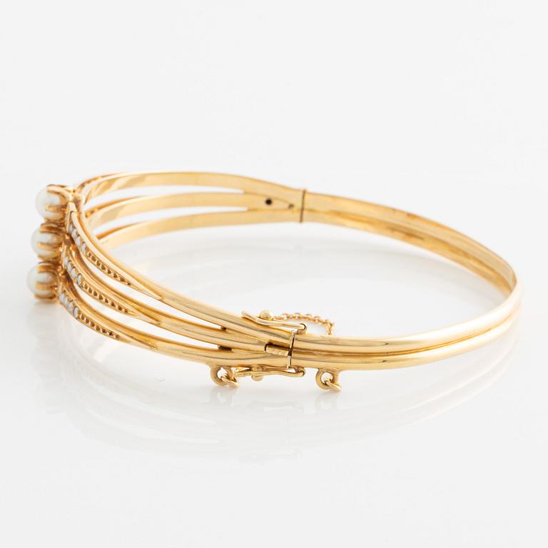 Armband, treradigt stelt med pärlor, 18K guld.