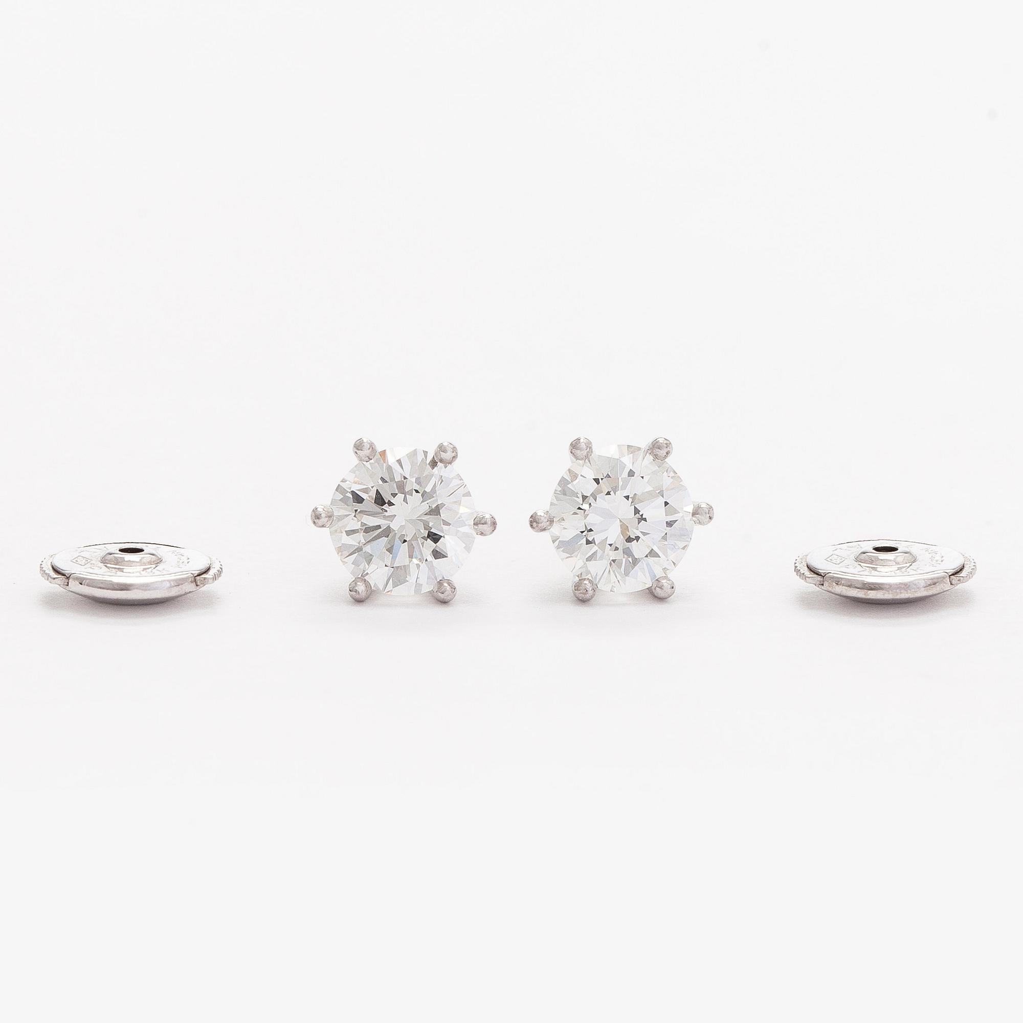 Bucherer, a pair of 18K white gold earrings with brilliant-cut diamond. SJL-certificate.