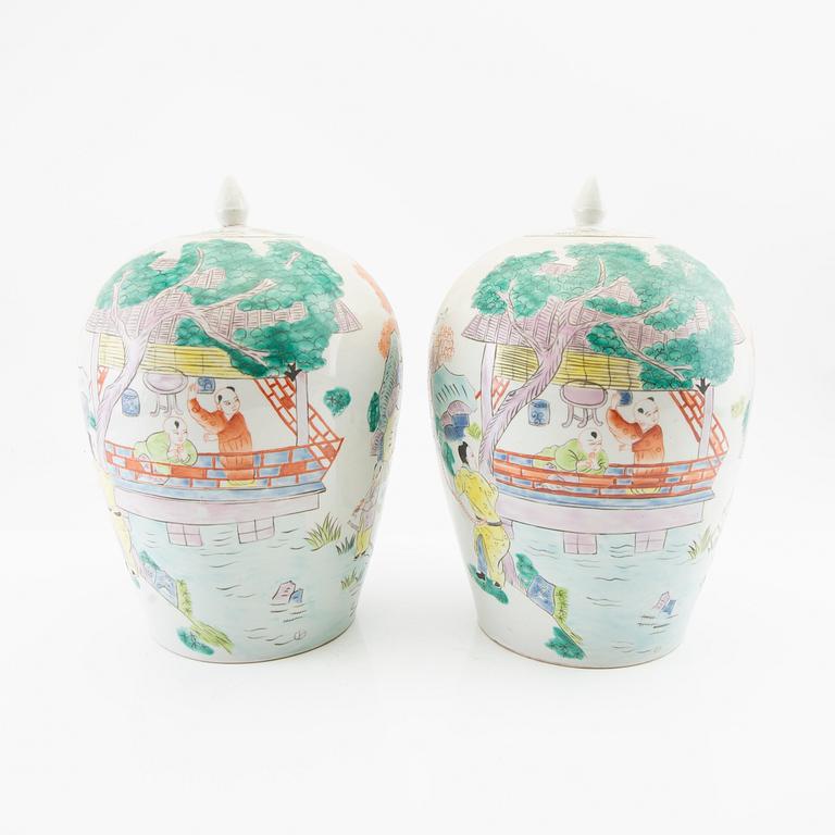 Urnor med lock, ett par, porslin. Kina, 1900-tal.