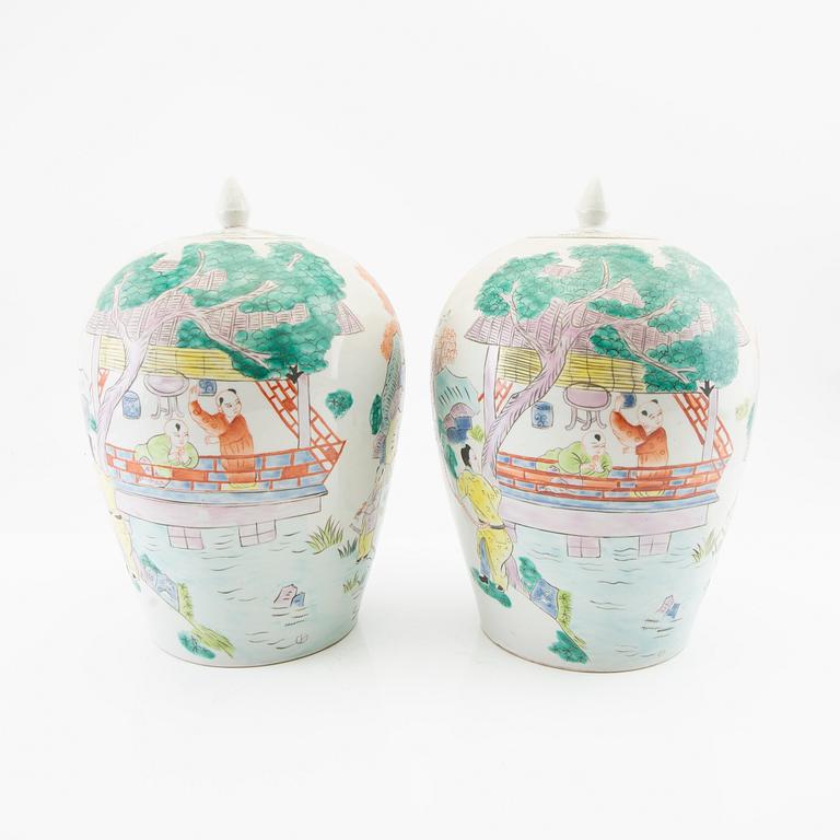 A pair of Chinese jars with covers, 20th century.