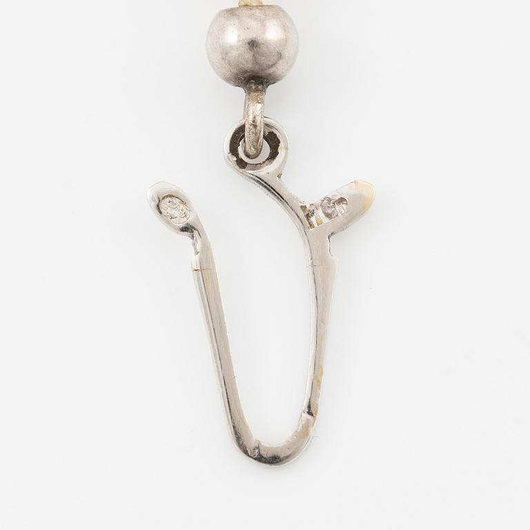 Necklace of cultured pearls with an 18K gold clasp and a cultured pearl.