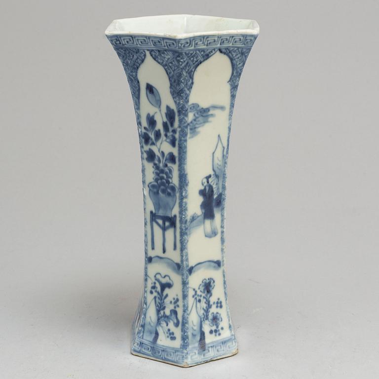 A blue and white transitional vase, 17th century.