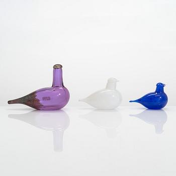 Oiva Toikka, three glass birds, signed O. Toikka Nuutajärvi.