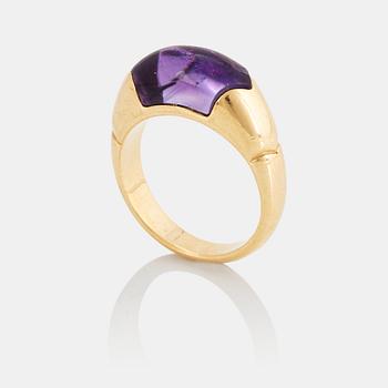 945. An 18K gold Bulgari ring set with an amethyst.