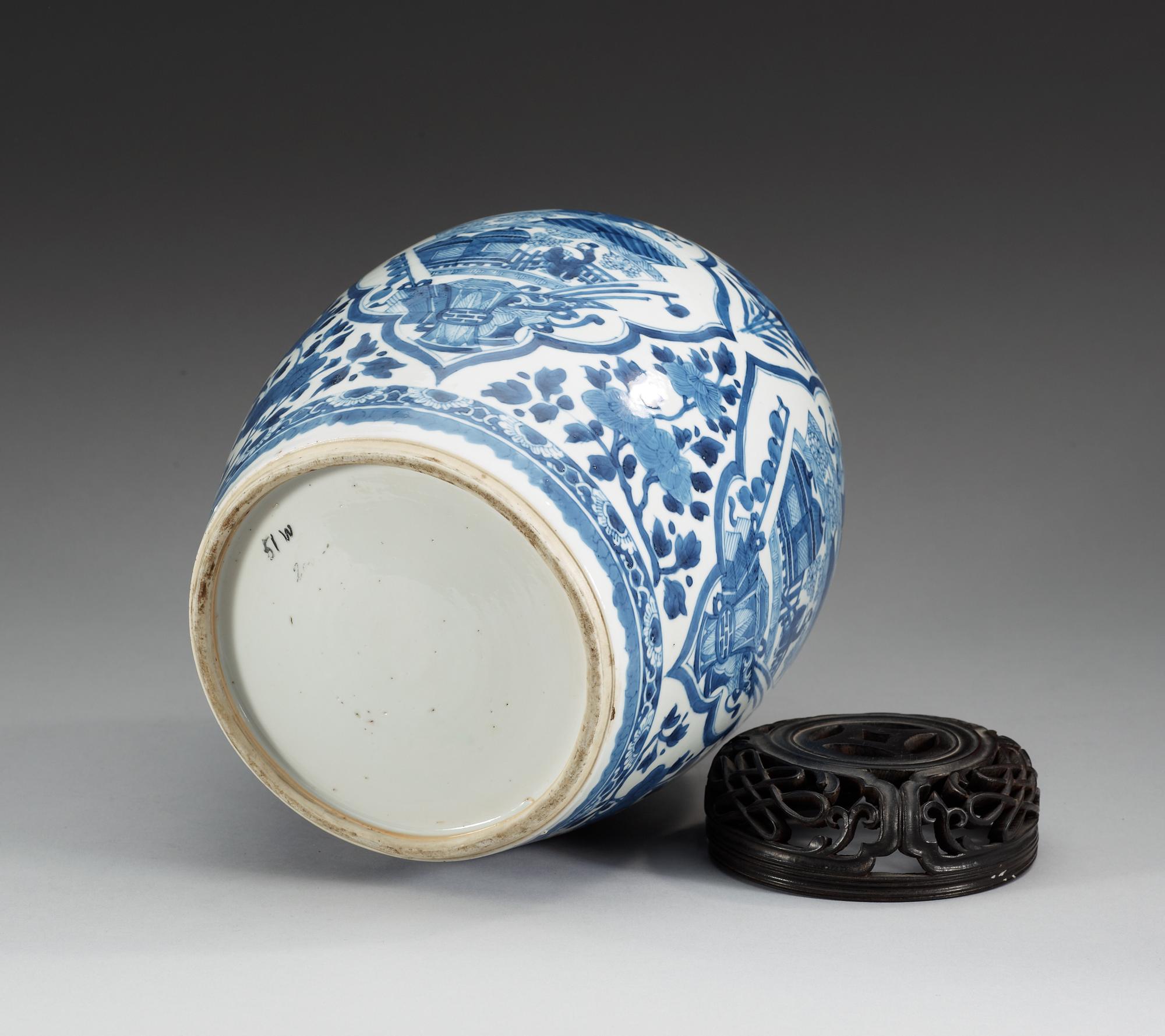 A blue and white jar, Qing dynasty, Kangxi (1662-1722).