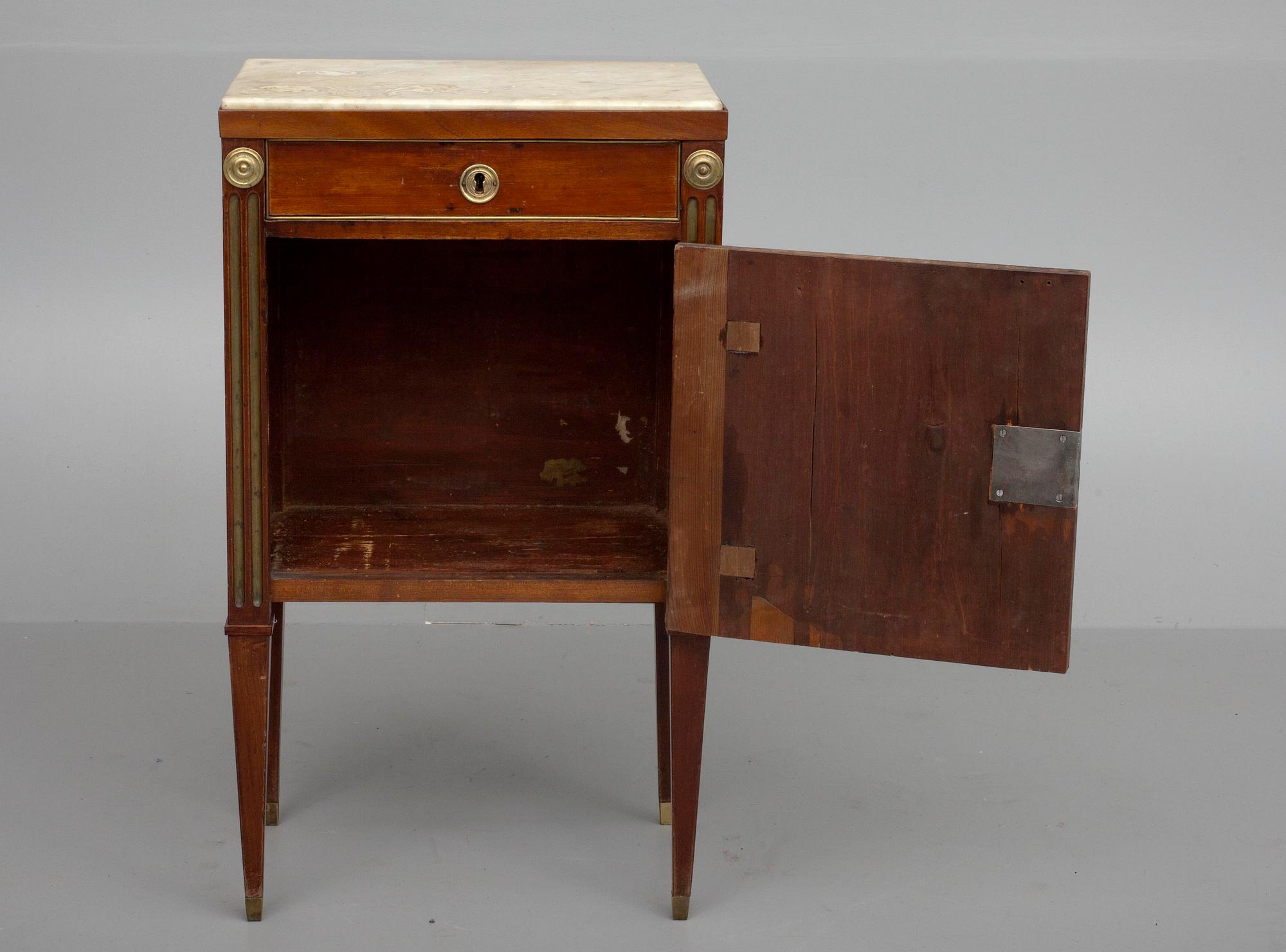 NATTDUKSBORD / POTTSKÅP, sengustaviansk, omkring 1800.