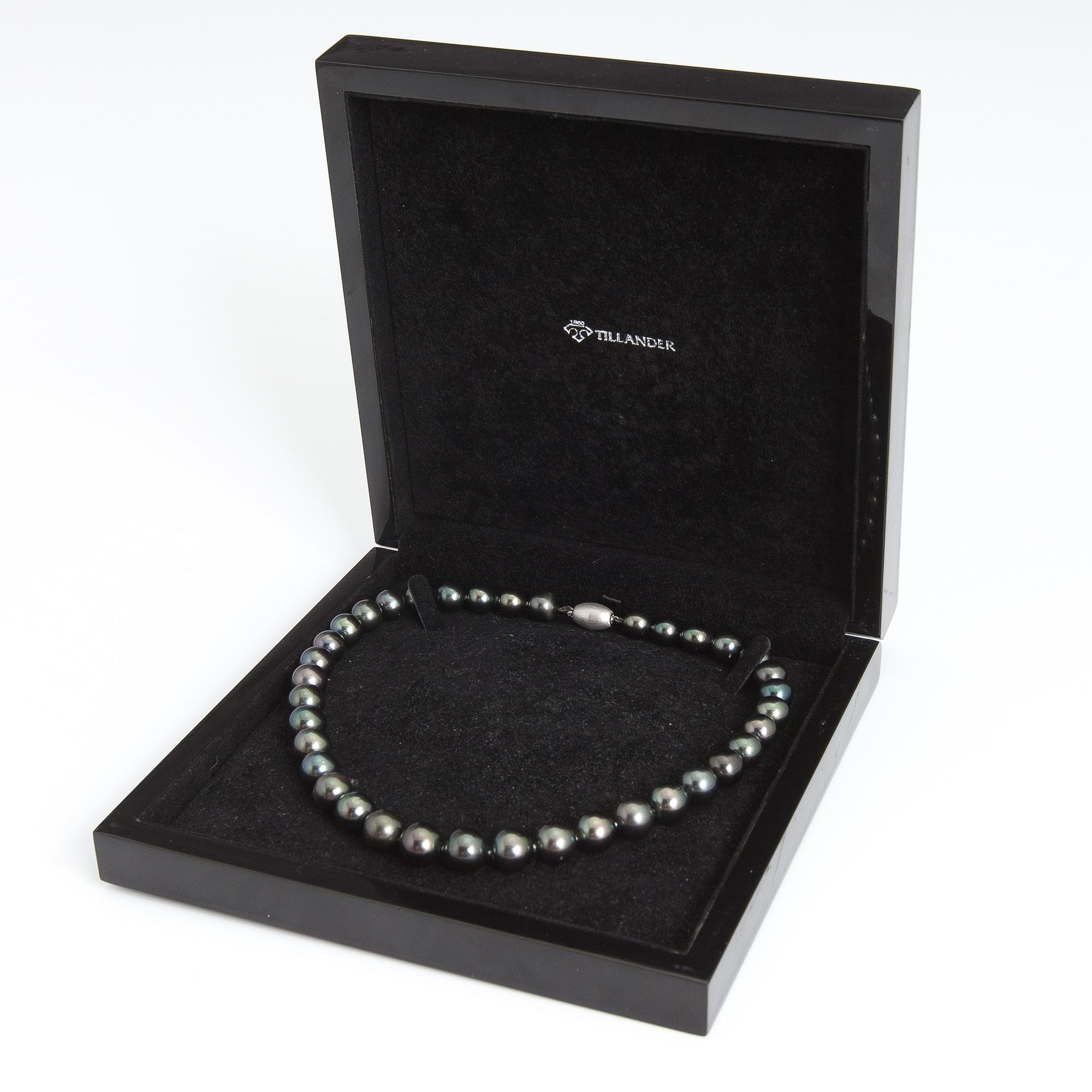 A TILLANDER, HELMINAUHA, tahitihelmiä, 18K valkokultaa.