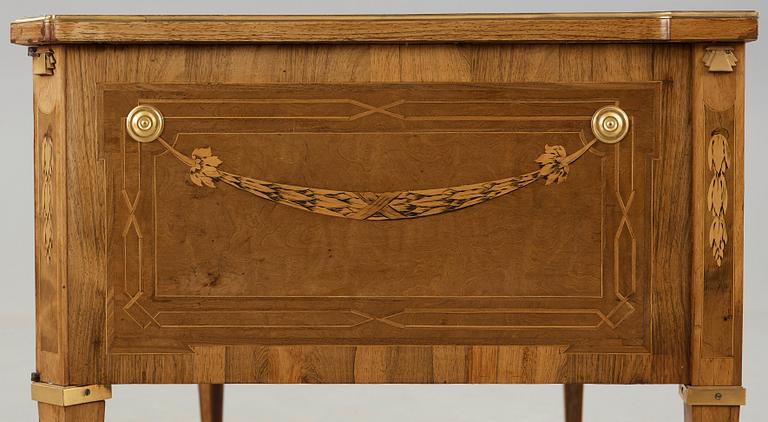 SKRIVBORD, av Georg Haupt (mästare i Stockholm 1770-1784), ej signerat. Gustavianskt.