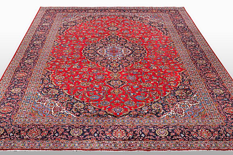 A carpet, Kashan, ca 410 x 308 cm.