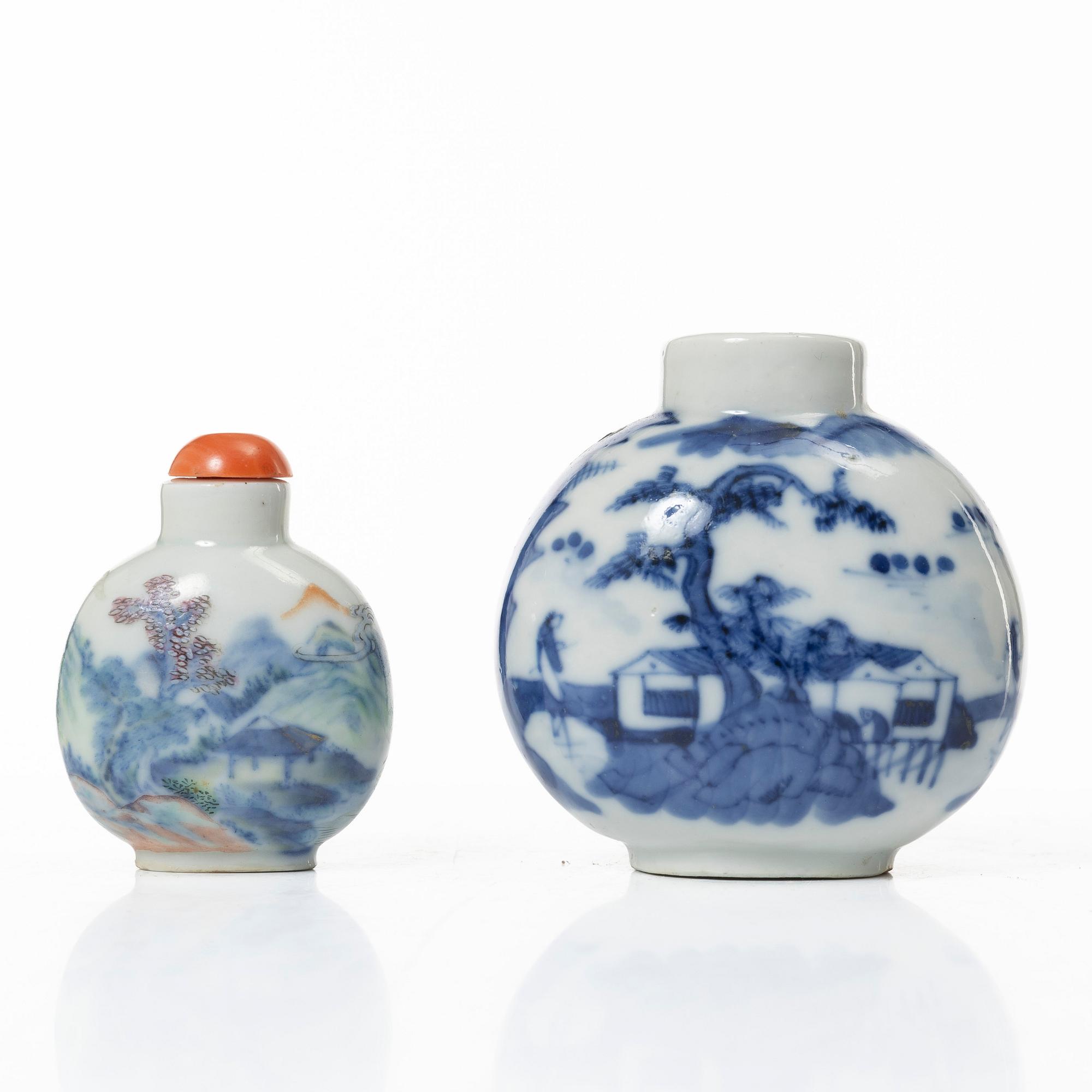 Snusflaskor, två stycken, porslin, Kina, sen Qingdynasti/1900-tal.