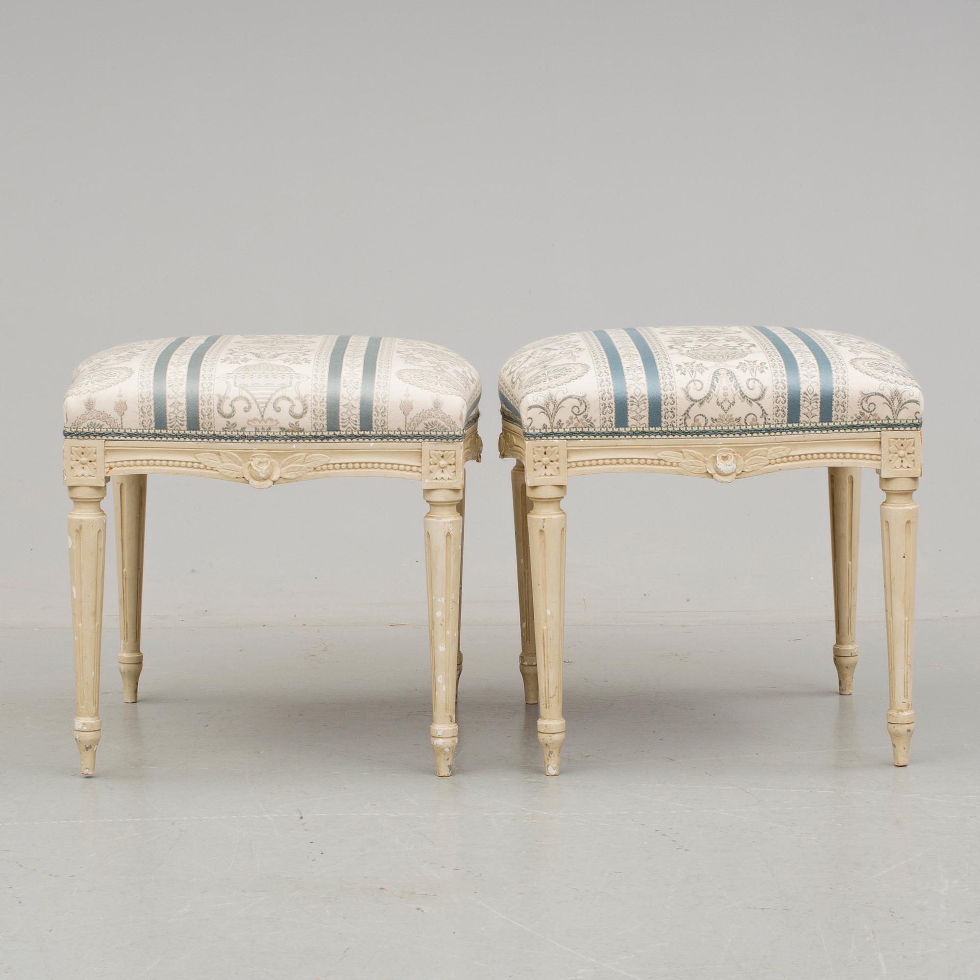 TABURETTER, ett par, gustaviansk stil, 1900-talets första hälft.