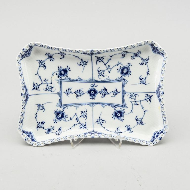 A 30 pcs Royal Copenhagen Musselmalet porcelain service.