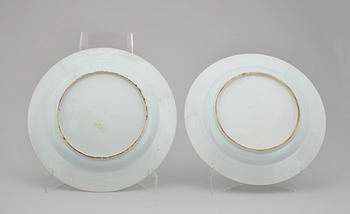 TALLRIKAR, 2 st, porslin, Qianlong, Kina. 1700-tal.