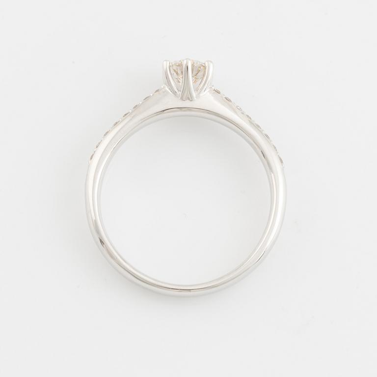 Brilliant cut diamond solitaire ring, with IGI report.