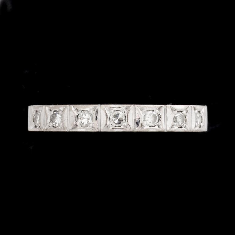 RING, 18K vitguld med åttkantslipade diamanter. Totalt c:a 0,07ct. Vikt ca 2,5g.
