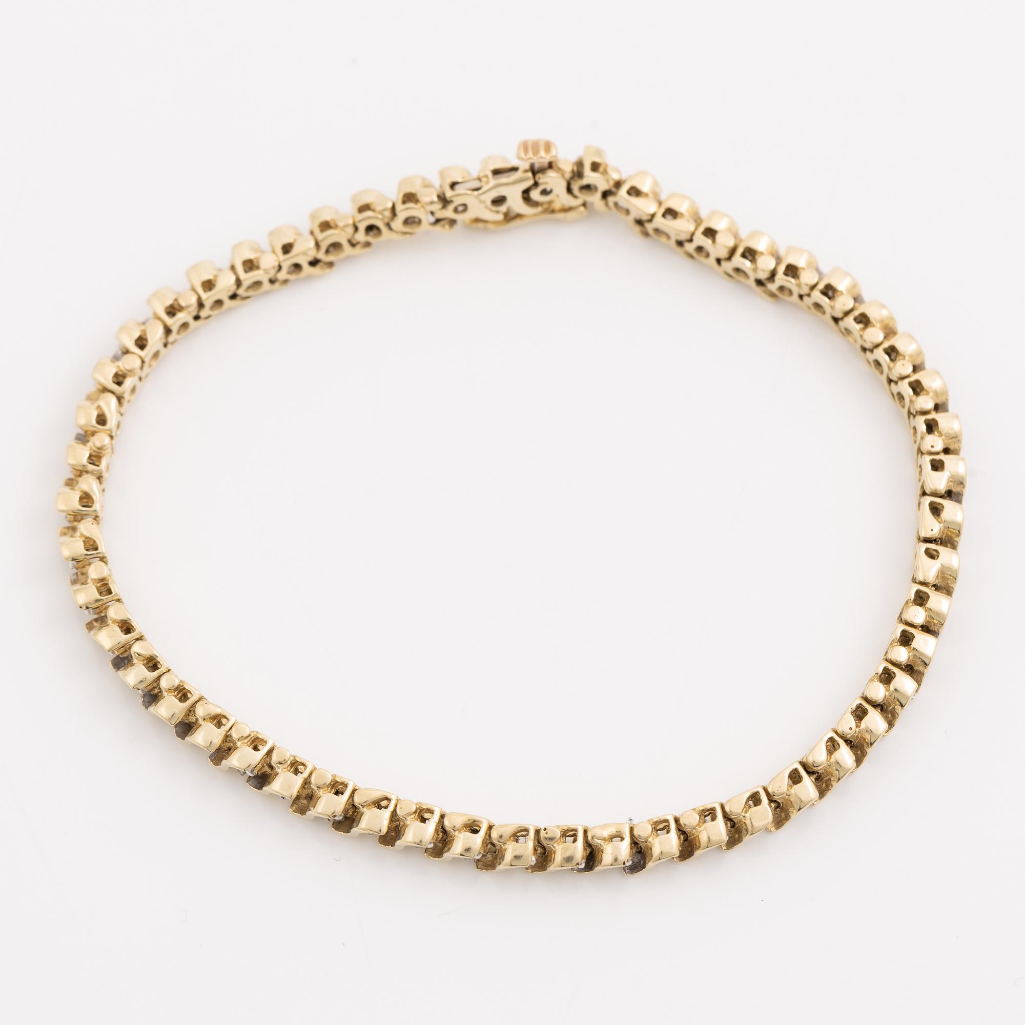 Tennis bracelet 14K gold with round brilliant-cut diamonds.