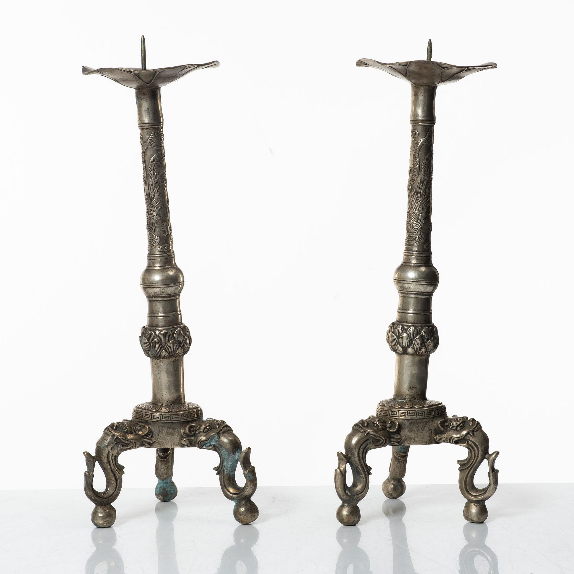 Ljusstakar / altarstakar, ett par, vitmetall, Kina, 1900-tal.