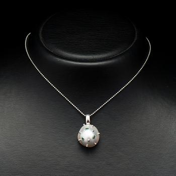 HÄNGE, mabe pärla, fasettslipade smaragder, 18K vitguld.
