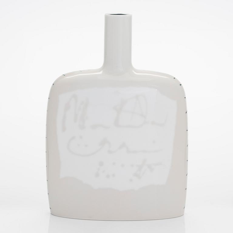 Inkeri Leivo, A porcelain bottle, signed Inkeri Leivo, Arabia -94.