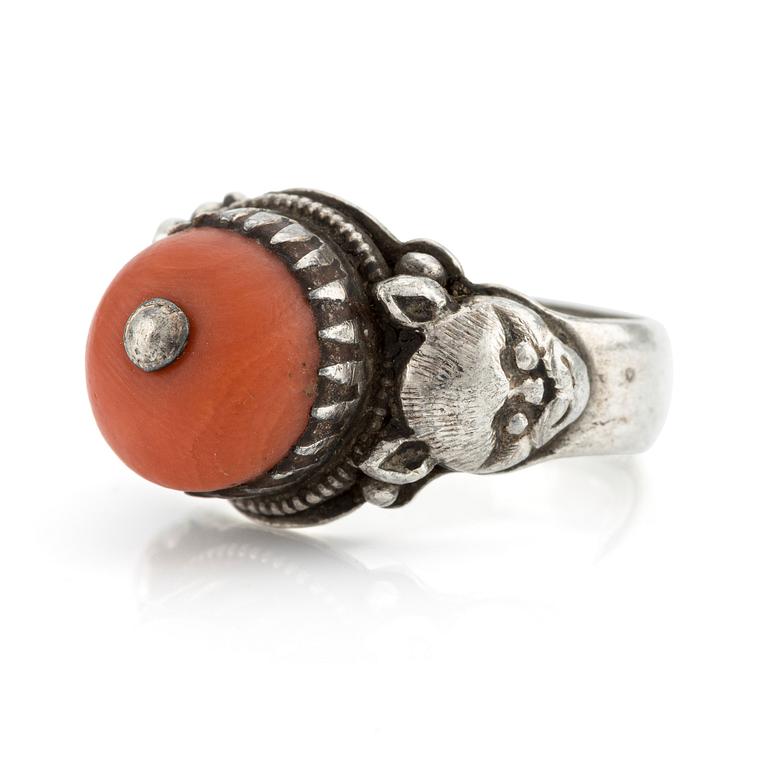 A ring in silver and coral, Tibet.