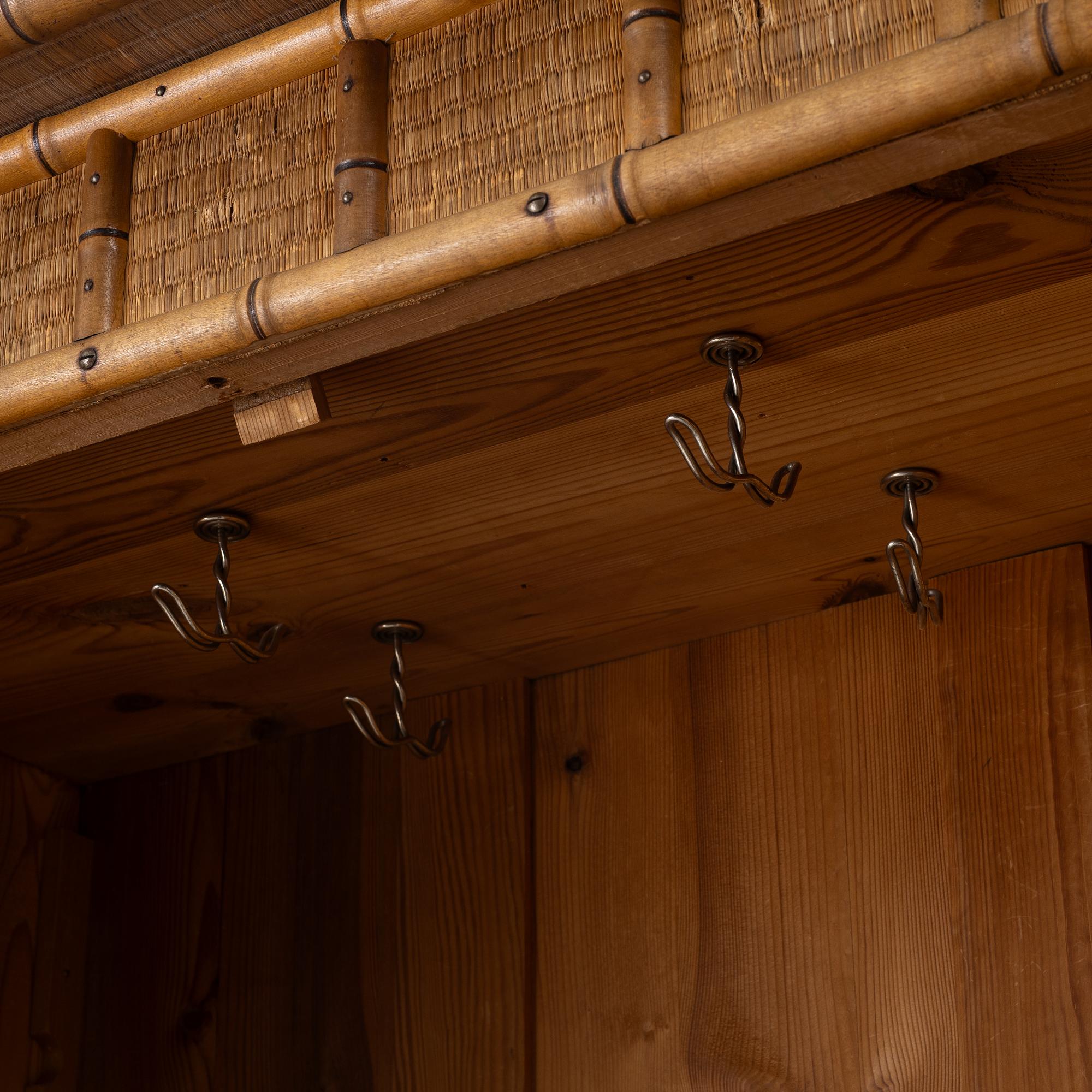 Klädskåp, omkring år 1900.