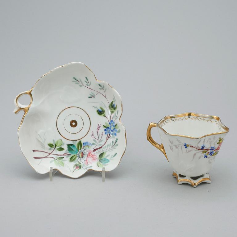 KOPPAR PÅ FAT, porslin, 6 st, Kuznetsov, Dmitrov Factory 1891-1917. Ryssland omkring 1900.