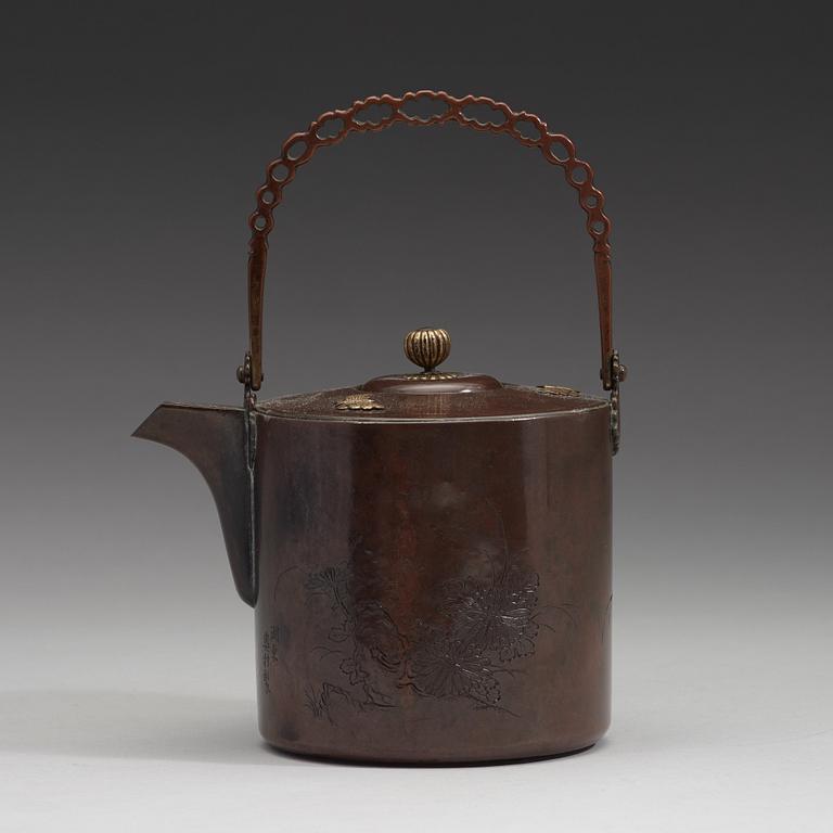 A Japanese copper alloy tea pot with cover, late Edo period (1603-1868).