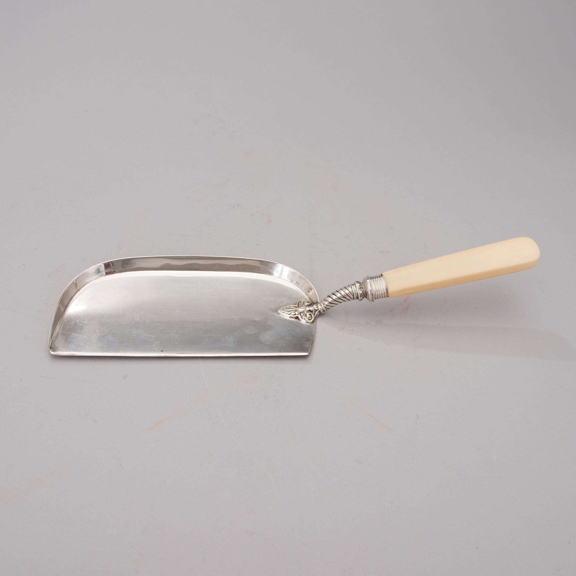 AN EDWARDIAN SILVER CRUMBER, marks of Mappin & Webb, Sheffield 1904.