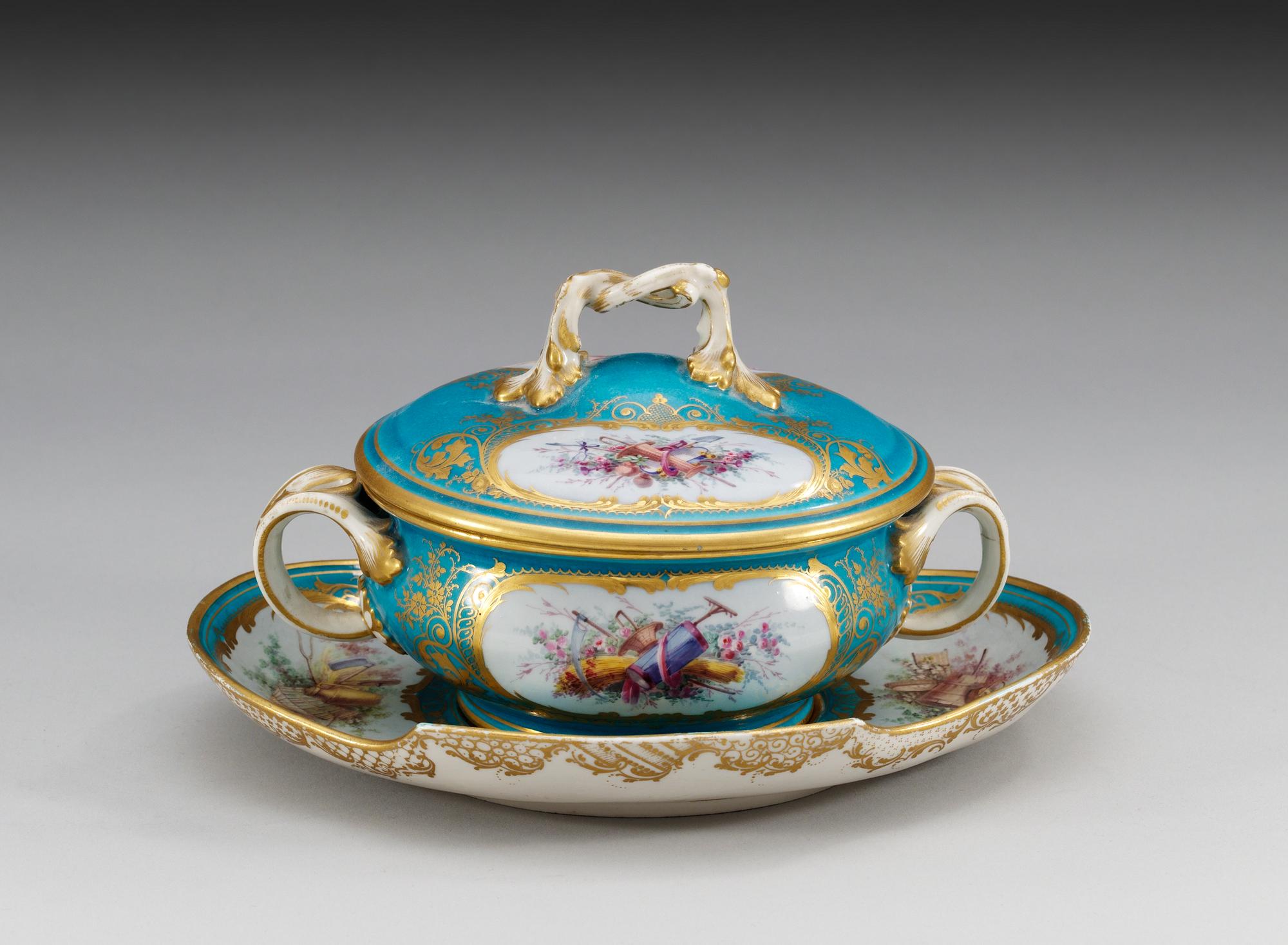 EQUELLE med LOCK och FAT, mjukt porslin. Frankrike, "Sèvres", 1800-tal.