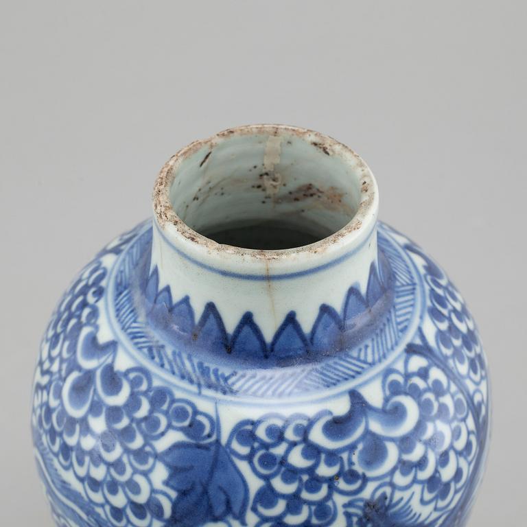 Serving dish and vase from China, Qing dynasty, 18th century.