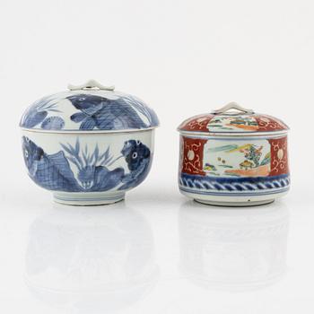 Two Japanes porcelain boxes with covers, Meiji period (1868-1912).