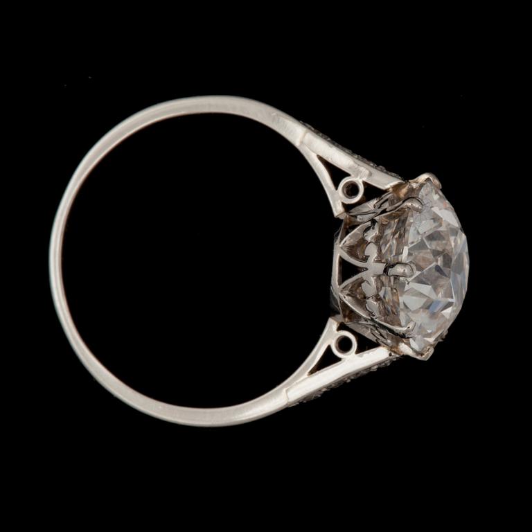 RING med gammalslipad diamant ca 4.05 ct, kvalitet H/VVS2, samt mindre briljantslipade diamanter totalt 0.08 ct.