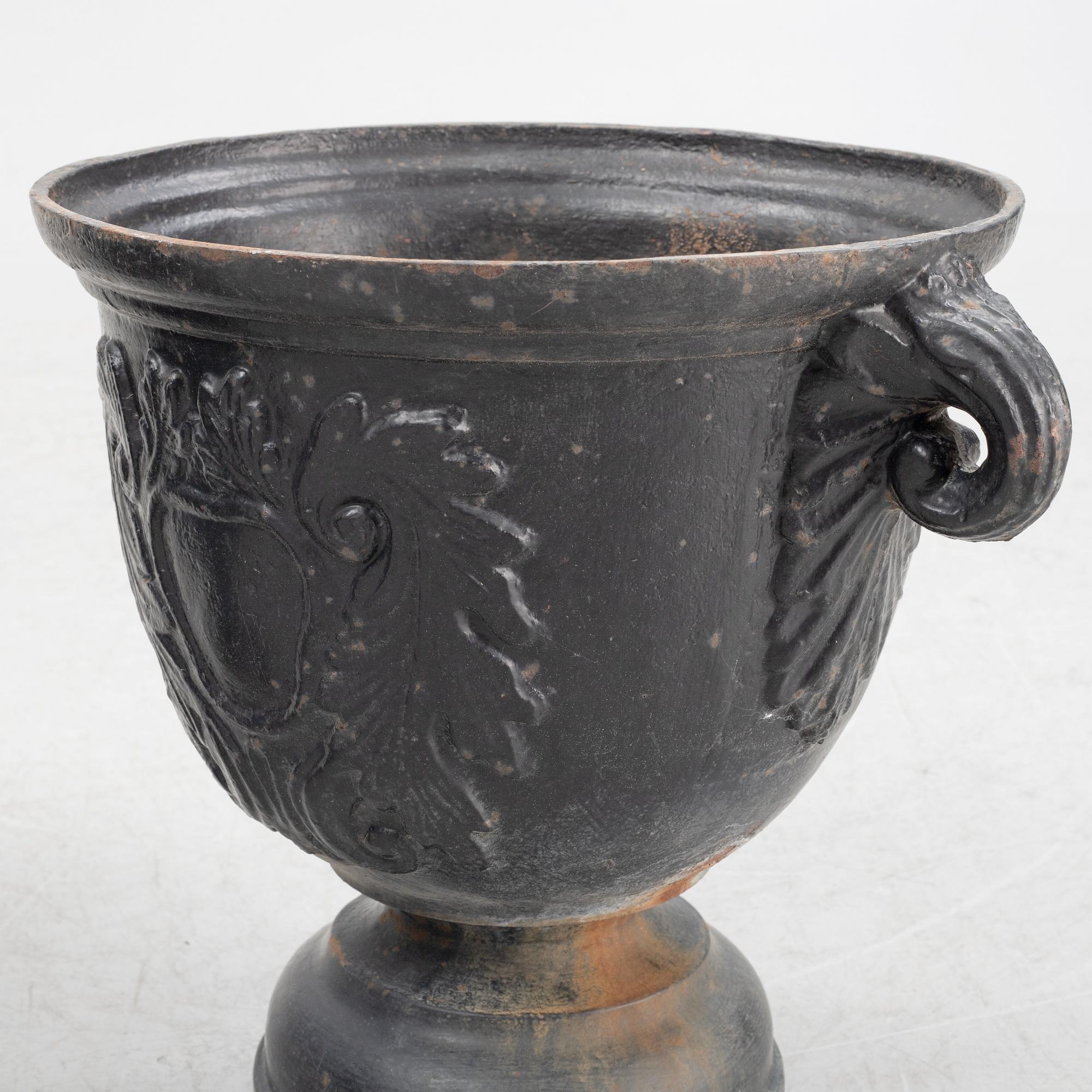 A pair of cast iron garden urns, later part of the 20th century.