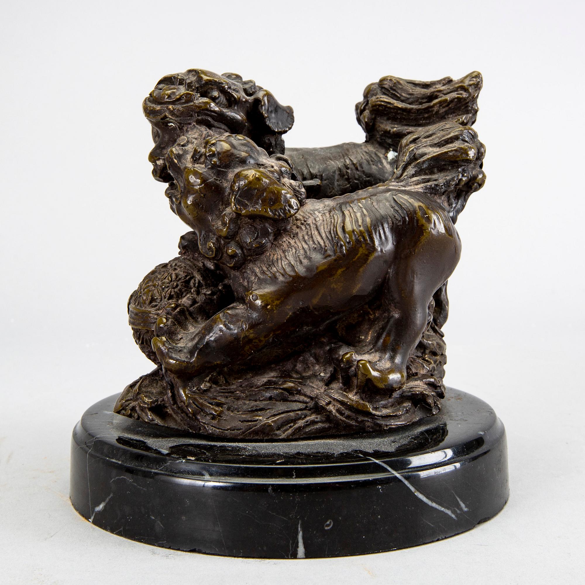 Ytterfoder porslin samt skulptur/pappersvikt, brons. Kina, omkring 1900.