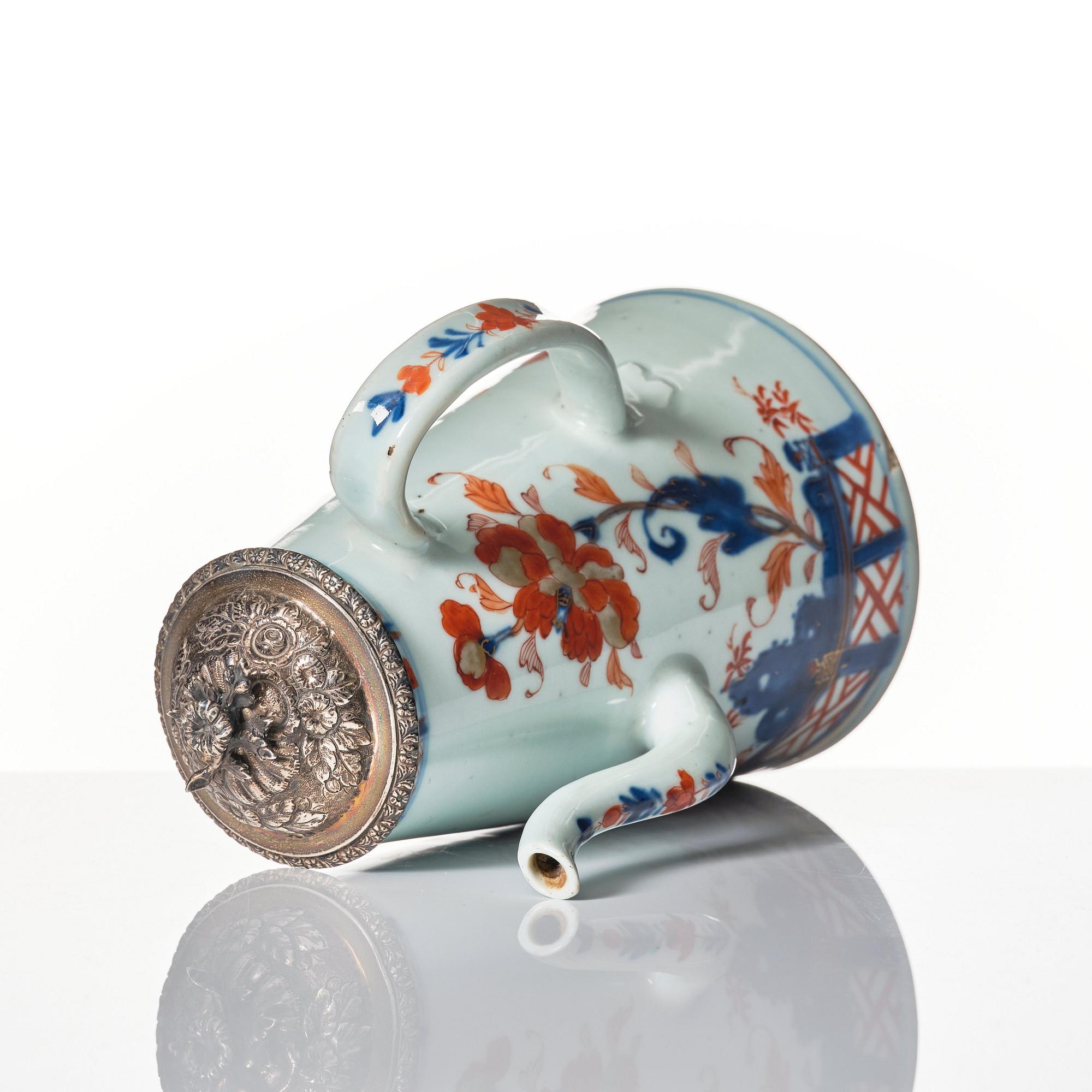 An imari coffee pot, Qing dynasty, early 18th Century.